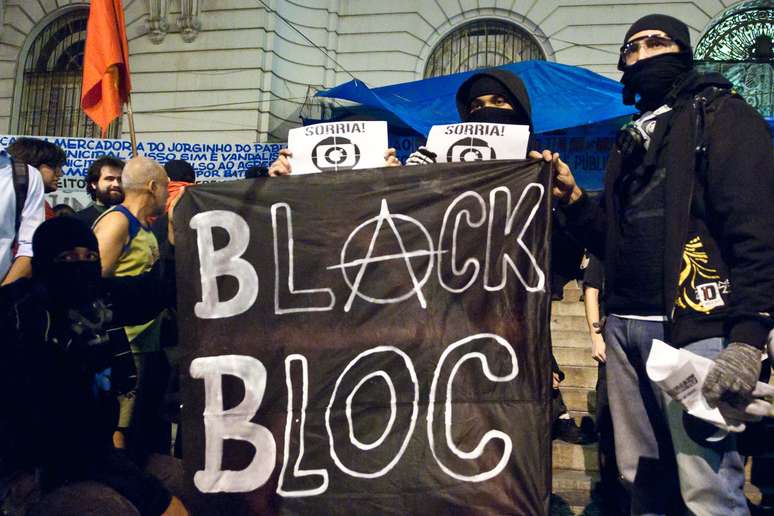 <p>Black Blocs participam de protestos no centro do Rio, e planejam mais um para esta sexta</p>