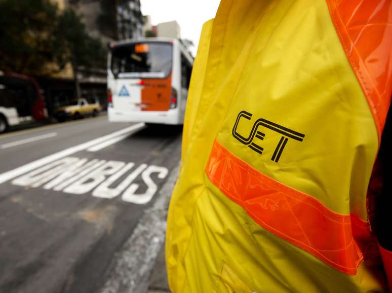<p>Com o aumento do número de corredores de ônibus, a CET passou a aplicar mais multas para motoristas que invadem essas áreas</p>
