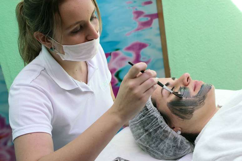 Com o auxílio de um pincel, o produto deve ser passado por toda a face, só tomando cuidado para não atingir as áreas dos olhos e dos lábios 
