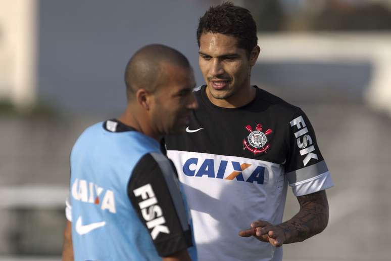 <p>Paolo Guerrero afirma que não tem coragem mostrada por Emerson, que postou foto beijando um amigo</p>