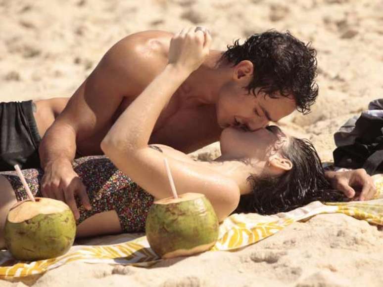 Com um maiô bem comportando, Isabelle Drummond gravou, nesta segunda-feira (19), cenas românticas com seu parceiro Thiago Amaral, em uma praia da zona oeste do Rio de Janeiro
