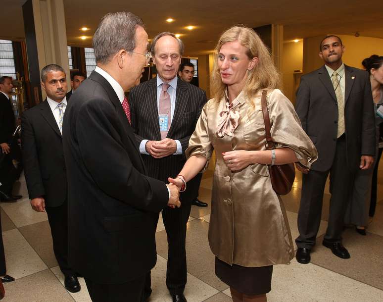 Carolina Larriera cumprimenta o secretário-geral da ONU, Ban Ki-moon
