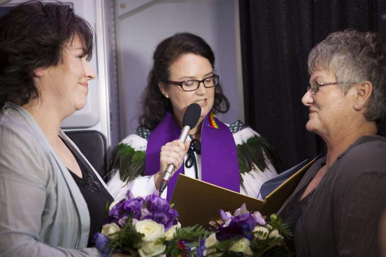 <p>Às 8h30 (horário local), Tash Vitali e Mel Ray, ambas vestidas de branco, selaram sua união nos escritórios governamentais de Auckland e se tornaram o primeiro casal homossexual a se casar no país</p>