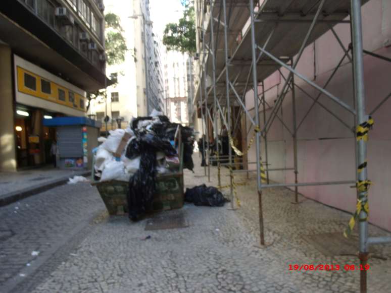 Segundo a subprefeitura do centro do Rio, obra é regular, e deve ser concluída até o final da semana
