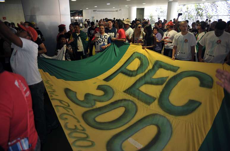 <p>Policiais e bombeiros protestam no Sal&atilde;o Verde da C&acirc;mara dos Deputados pela aprova&ccedil;&atilde;o da PEC 300</p>