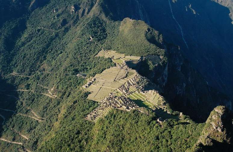 <p><strong>Huayna Picchu, Peru:</strong><br />A cidadela de Machu Picchu fica ainda mais incrível quando é vista desde o topo do Huayna Picchu, montanha que serve como pano de fundo do famoso cartão-postal. Mas o caminho, reservado para um número limitado de turistas diariamente, é íngreme e perigoso. As velhas escadarias da época dos Incas são escorregadias e traiçoeiras, principalmente na hora de descer e fazer o caminho de volta</p>