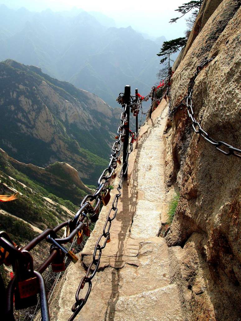 <p style="background-position: initial initial; background-repeat: initial initial;">O Monte Hua Shan, na China, é uma das trilhas mais perigosas do mundo<o:p></o:p></p>