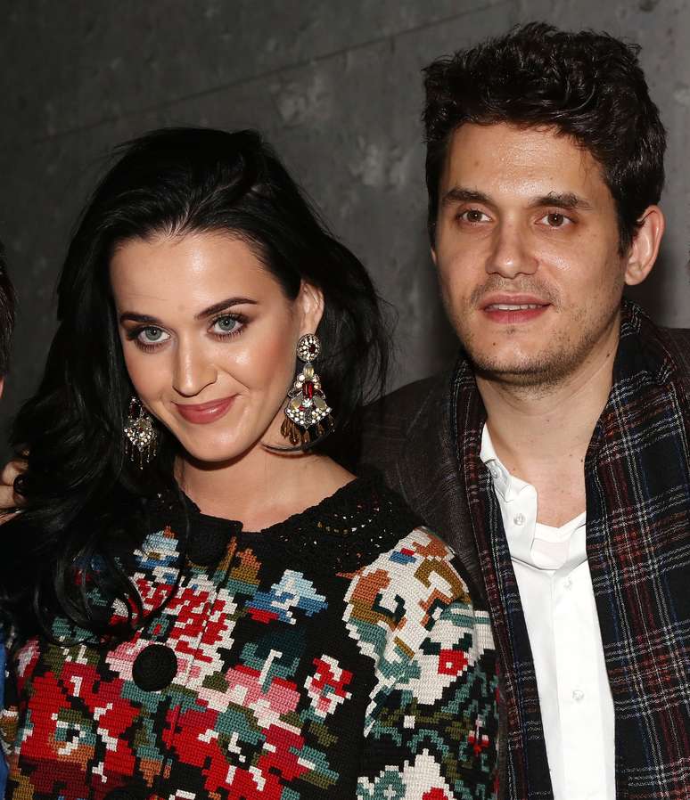 Cantora de 25 anos ao lado de John Mayer, 35, em evento em dezembro de 2012