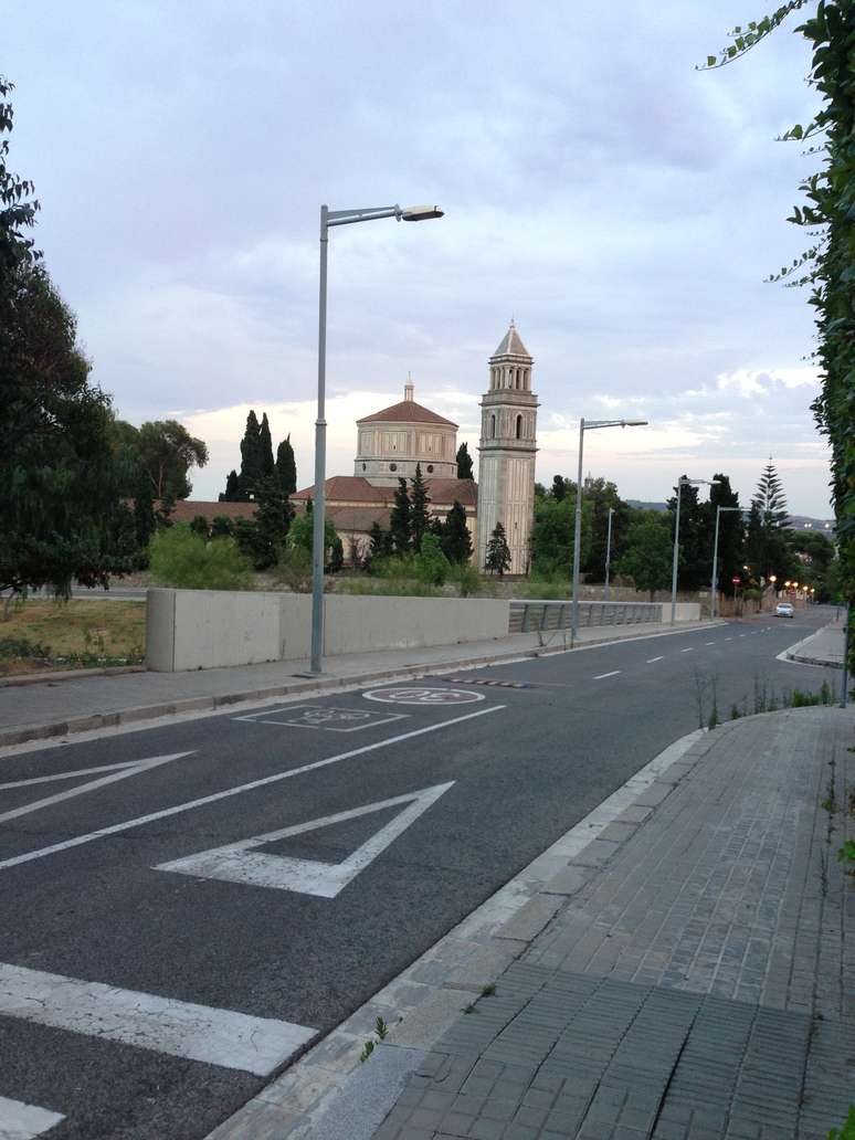 <p>Pedralbes &eacute; um bairro com alguns consulados, como o russo, e at&eacute; um Pal&aacute;cio Real</p>