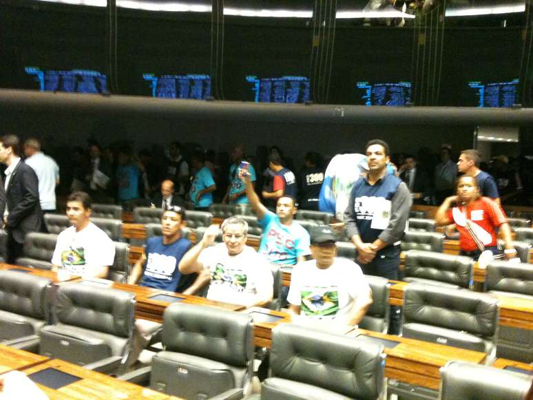 Manifestantes chegaram a sentar nas cadeiras reservadas aos parlamentares 