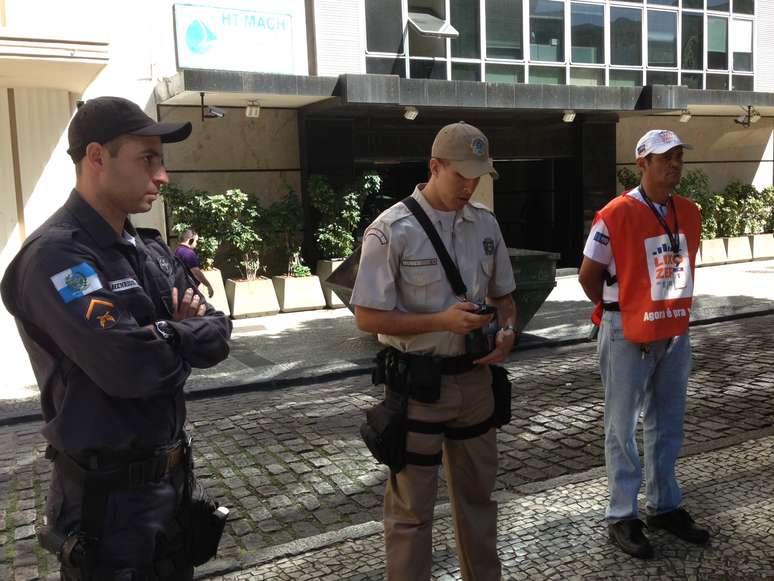 Equipe do programa Lixo Zero é composta por um agente da Comlurb, um guarda municipal e um policial militar