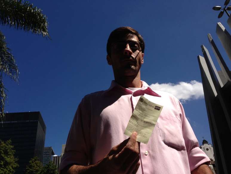 <p>O vendedor Felipe mostra a infração de R$ 157 e diz que vai recorrer</p>