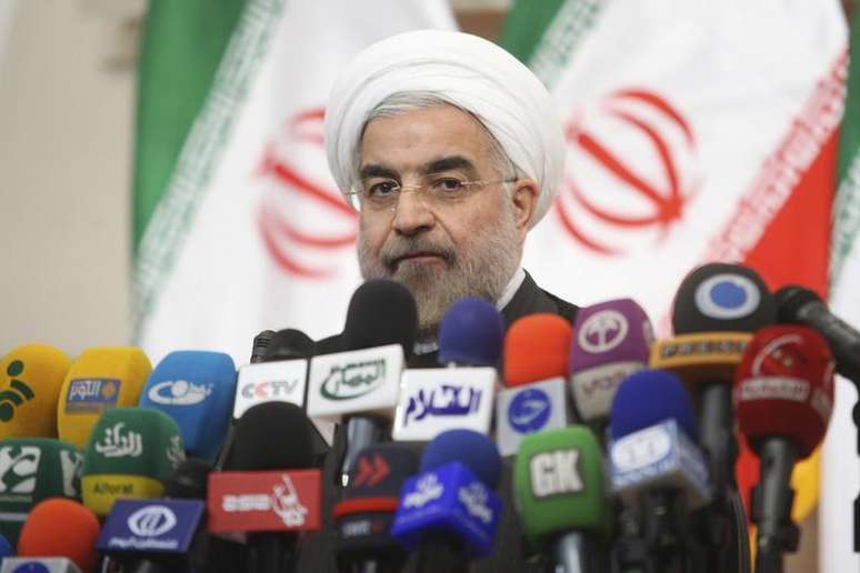 Presidente do Irã, Hassan Rohauni, fala durante coletiva de imprensa em Teerã. Rouhani ainda está decidindo quem vai liderar as negociações do Irã com as potências mundiais sobre o programa nuclear iraniano, disse o Ministério das Relações Exteriores nesta terça-feira, mais de dois meses após a eleição do clérigo moderado. 17/06/2013.