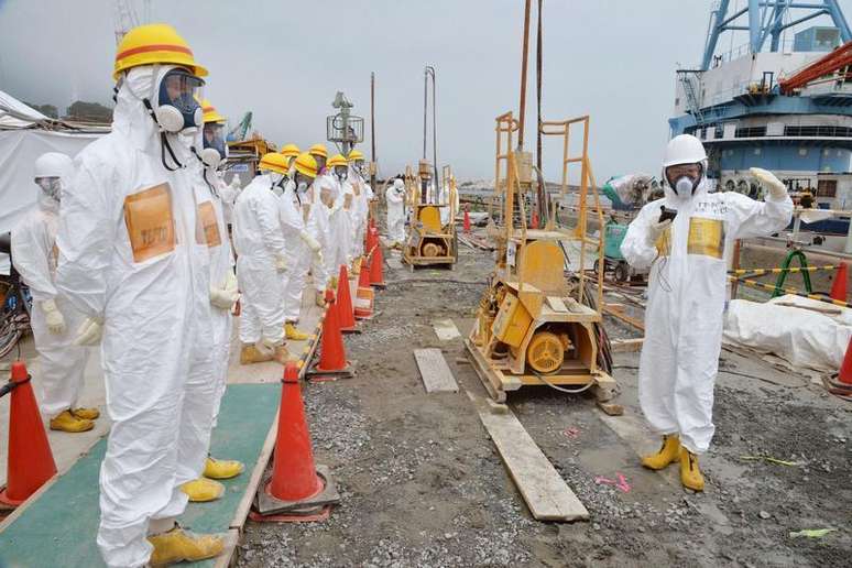 Membros do município de Fukushima inspecionam o local da contrução de uma barreira costeira, cuja intenção é parar o vazamento de água radioativa ao mar, próxima aos reatores da usina nuclear de Fukushima, avariada por um tsunami, no Japão. Água com altos níveis de radiação está vazando de um tanque da usina nuclear japonesa de Fukushima, no mais sério revés para os trabalhos de recuperação no local do pior acidente nuclear das últimas décadas no mundo. 6/08/2013.