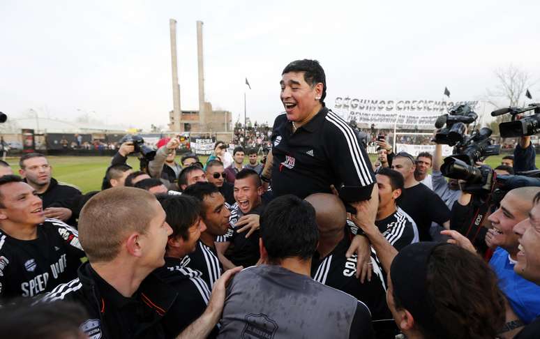 <p>Maradona comemora vit&oacute;ria que veio no sufoco, de virada</p>