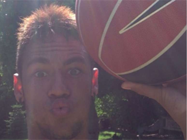 <p>Atacante Neymar postou ainda um vídeo em que faz uma cesta</p>