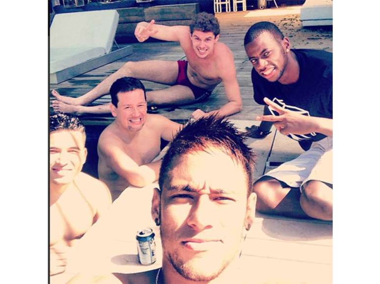 <p>Neymar aproveita as facilidades de mansão em que vive em Barcelona, curtindo folga com alguns amigos</p>