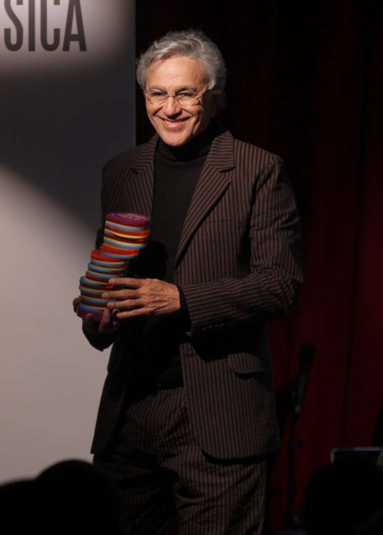 <p>Caetano Veloso, em coluna d'O Globo: "as delicadezas do sofrimento de Gloria Perez e o perigo de proliferação de escândalos são tópicos sobre os quais o leitor deve refletir"</p>