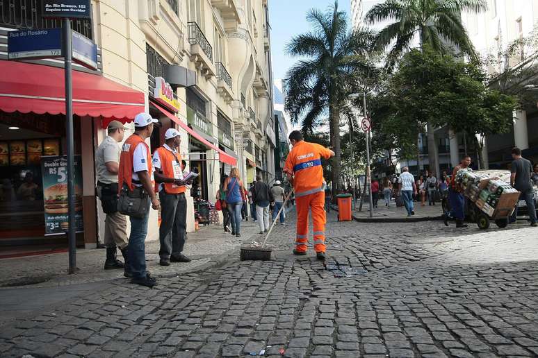 Na manhã desta terça-feira, garis e funcionários da Guarda Militar já faziam a fiscalização nas ruas do centro