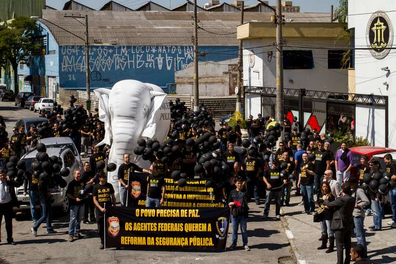 Com cartazes e um elefante branco inflável, policiais federais protestaram em São Paulo nesta terça-feira