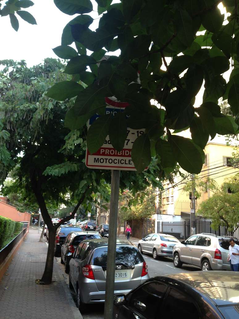 Sinalização encoberta fica na rua Campos Bicudo, na zona oeste da capital paulista