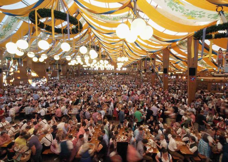 <p>Celebrada nas duas semanas que precedem o primeiro domingo de outubro, a Oktoberfest &nbsp;de Munique, na Alemanha, &eacute; a maior festa da cerveja do mundo e recebe mais de seis milh&otilde;es de visitantes a cada ano, que degustam imensos chopes de um litro acompanhados de petiscos tradicionais. A festa da cidade alem&atilde; n&atilde;o &eacute; apenas uma festa para quem quer beber, mas tamb&eacute;m um evento familiar com diferentes atra&ccedil;&otilde;es como shows, musica ao vivo e at&eacute; um parque de divers&otilde;es</p>