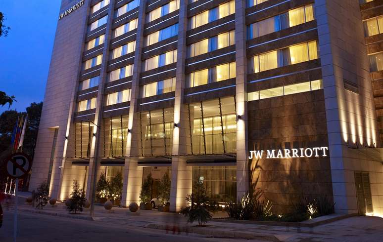 Localizado próximo aos escritórios corporativos de grandes empresas e ao lado dos melhores restaurantes e bares da Zona Rosa  uma das mais sofisticadas da cidade , o JW Marriott de Bogotá é a hospedagem ideal para quem viaja a negócios à capital colombiana