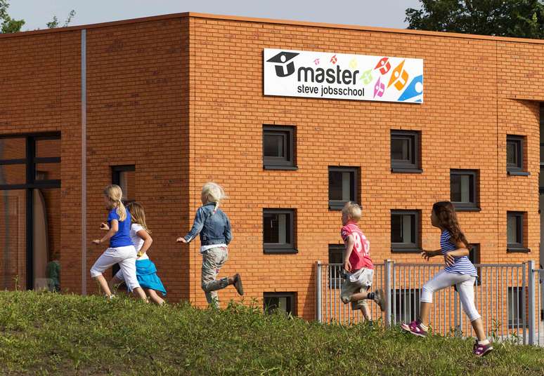 Os alunos usam Ipads no lugar de cadernos e livros