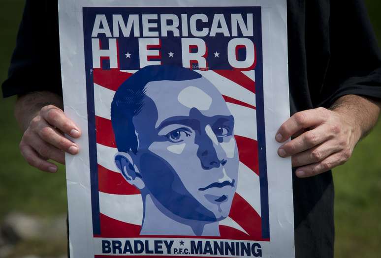 Cartaz de defensor de Bradley Manning em frente a Fort Mead, onde o soldado ouviu nesta quarta-feira sua sentença