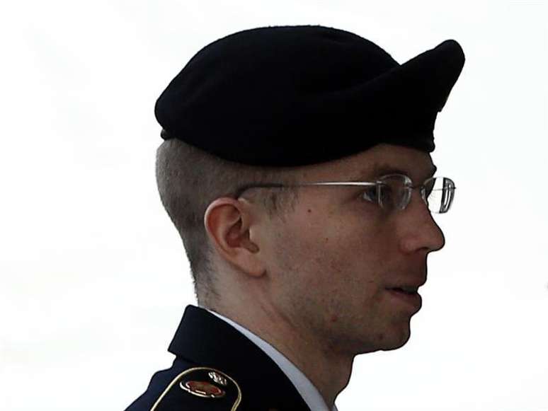 Soldado norte-americano Bradley Manning é escoltado a tribunal para receber sua sentença, em Fort Meade, em Maryland, 21 de agosto de 2013. O soldado do Exército dos Estados Unidos Bradley Manning recebeu pena de 35 anos de prisão, nesta quarta-feira, por fornecer arquivos secretos ao WikiLeaks, na maior violação de dados sigilosos na história dos EUA. 21/08/2013