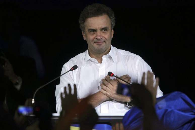 Aécio Neves gesticula durante convenção do PSDB em Brasília. Três meses depois de assumir a presidência do PSDB, o senador Aécio Neves (MG) ainda enfrenta o desafio de tornar-se nacionalmente conhecido para se cacifar como principal adversário da presidente Dilma Rousseff no ano que vem e pode ter pela frente uma disputa dentro do próprio partido. 18/05/2013.