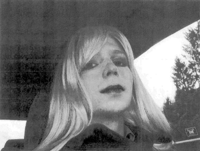 Fotos usando peruca e maquiagem foi anexada por Manning a um e-mail enviado a seu superior