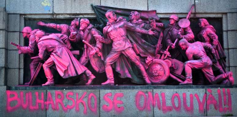 A grande escultura de bronze, que representa nove soldados soviéticos, amanheceu pintada de rosa