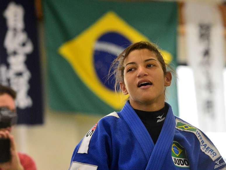 <p>Sarah Menezes ao centro: judoca brasileira &eacute; a maior esperan&ccedil;a de ouro a partir de segunda-feira (26)</p>