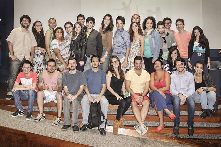 Equipe e elenco da série se reúnem antes do início das filmagens