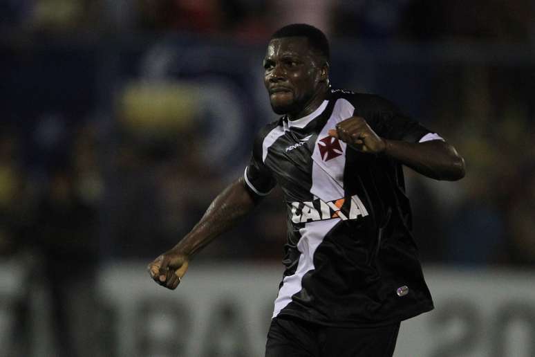 <p>Carlos Tenório marcou duas vezes na vitória do Vasco</p>