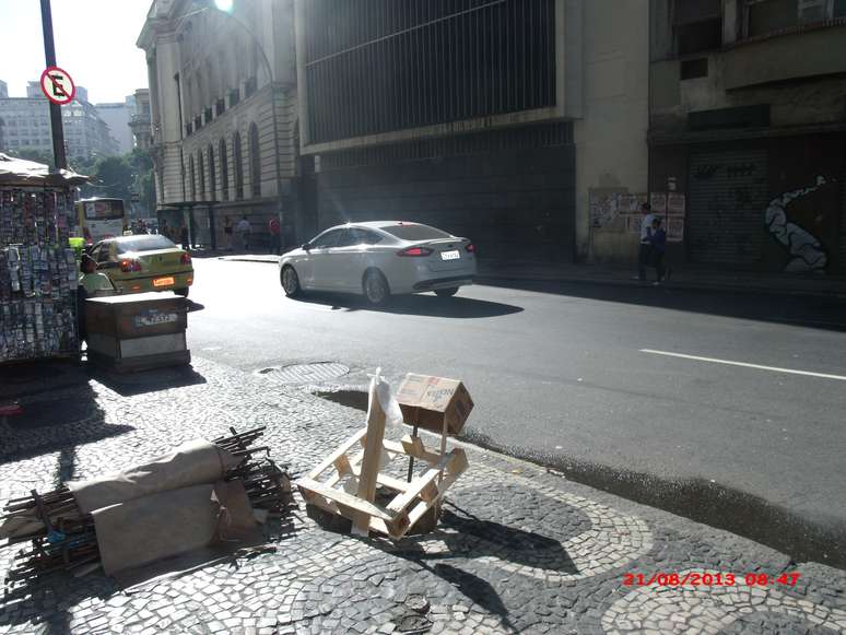 <p>Bueiro na rua Evaristo da Veiga &eacute; sinalizado com caixas de madeira e de papel&atilde;o no centro do Rio</p>