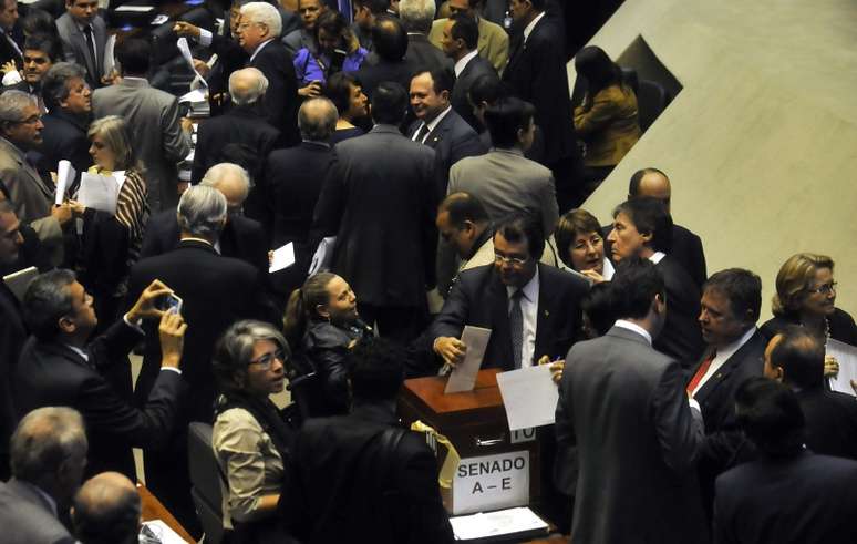 Deputados e senadores votam em sessão do Congresso Nacional