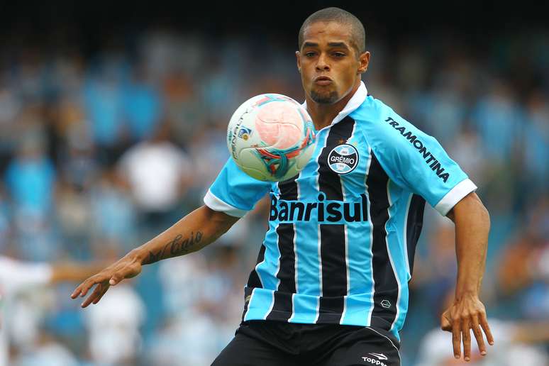 <p>Atacante est&aacute; afastado do time principal do Gr&ecirc;mio e deve refor&ccedil;ar S&atilde;o Paulo</p>