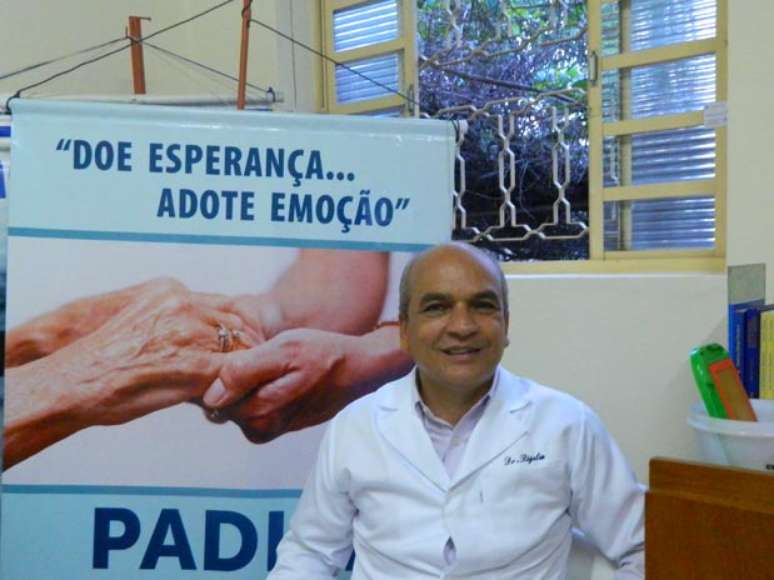 <p>O médico geriatra Valdeci Rigolin, que desenvolveu o programa de adoção, diz que o maior benefício aos idosos é psicológico</p>