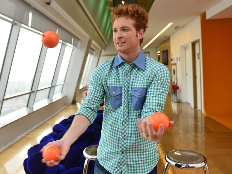 <p>Estudante de artes c&ecirc;nicas, Delarissa deu um show de malabarismo no hall do <strong>Terra</strong></p>