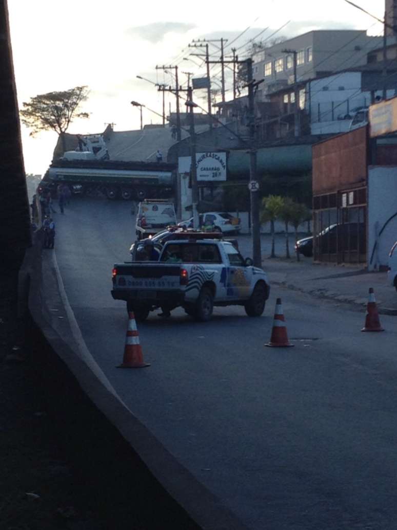 Caminhão bloqueou a via marginal da rodovia Raposo Tavares, em Cotia