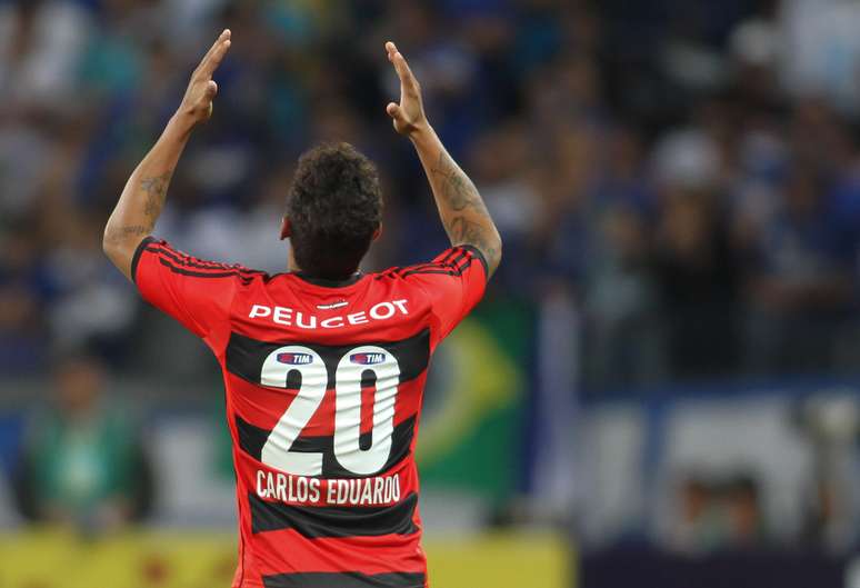 <p>Carlos Eduardo aproveitou falha de Ded&eacute; e marcou o gol do Flamengo</p>