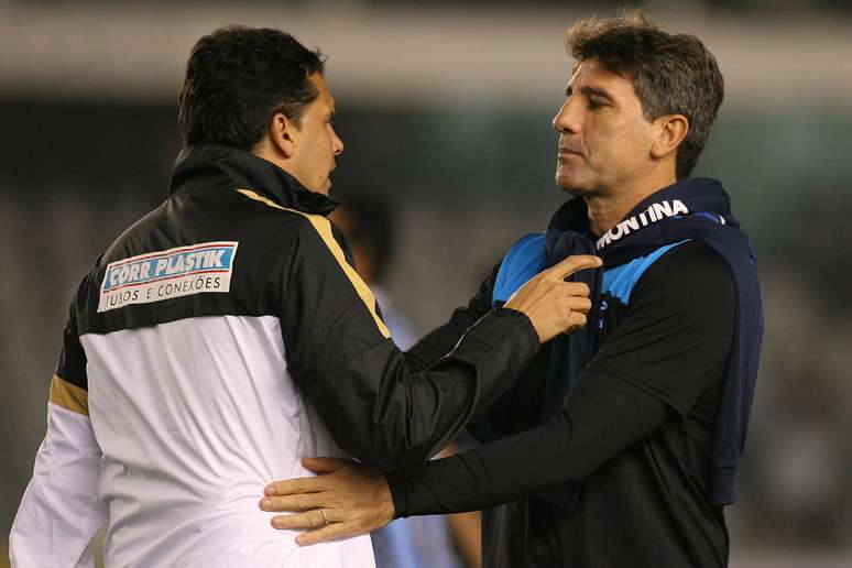 <p>Claudinei Oliveira e Renato Gaúcho se cumprimentam antes do jogo de quarta; técnico crê que pressão por resultados ainda não acabou</p>