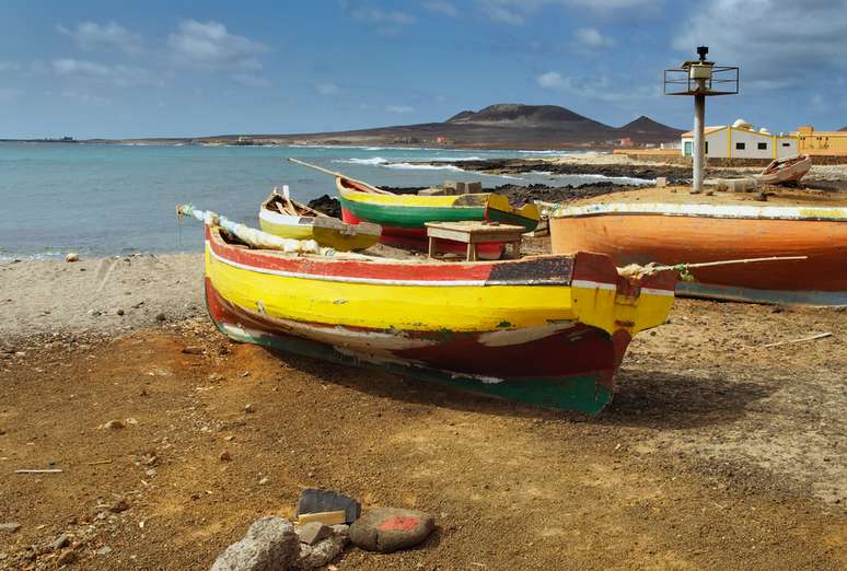 São Vicente, em Cabo Verde, e sua capital Mindelo, recebem turistas que chegam de avião e em cruzeiros