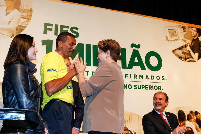 Dilma cumprimentou estudantes beneficiados pelo Fies durante solenidade em São Paulo