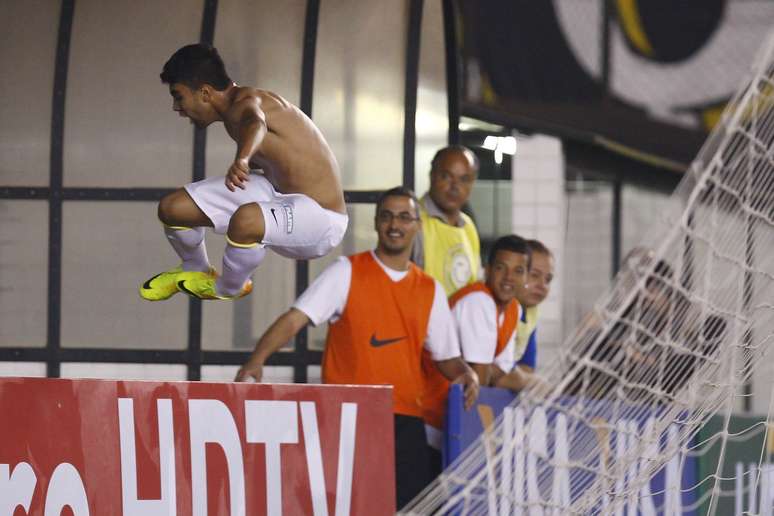 Gabriel festeja depois de fazer seu primeiro gol como profissional
