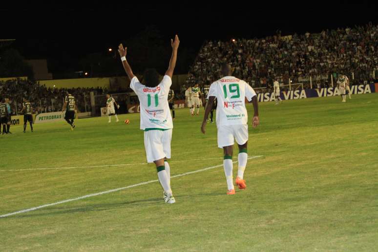 Jogadores do Luverdense festejam vitória sobre o Corinthians na Copa do Brasil