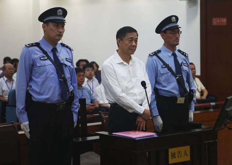 <p>Político chinês Bo Xilai comparece ao tribunal em uma corte de Jinan, na província Shandong, China, nesta foto divulgada pelo próprio tribunal. em agosto</p>