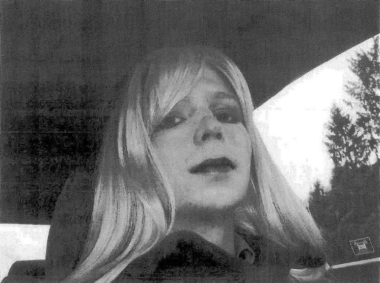 <p>Bradley Manning, condenado por fornecer documentos secretos para o WikiLeaks, retratado vestido de mulher nesta foto de 2010 obtida em 14/08/2013. Manning, soldado dos EUA condenado a 35 anos de prisão, quer viver como uma mulher chamada Chelsea</p>